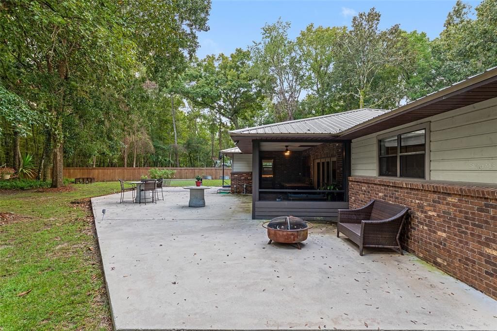 合同活跃: $469,000 (4 贝兹, 3 浴室, 2427 平方英尺)