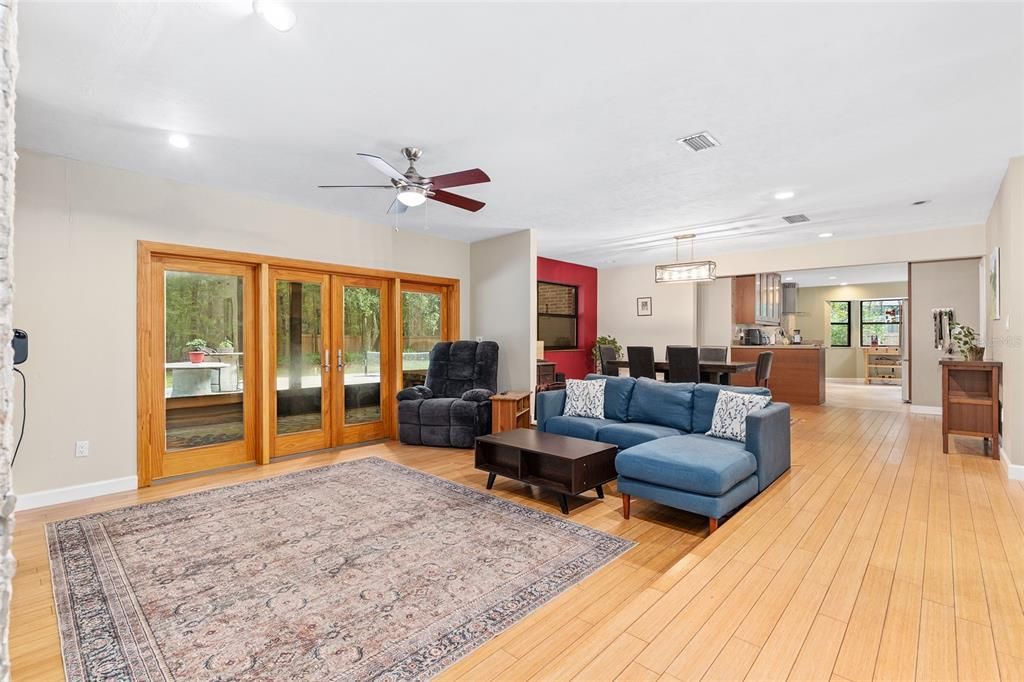 合同活跃: $469,000 (4 贝兹, 3 浴室, 2427 平方英尺)