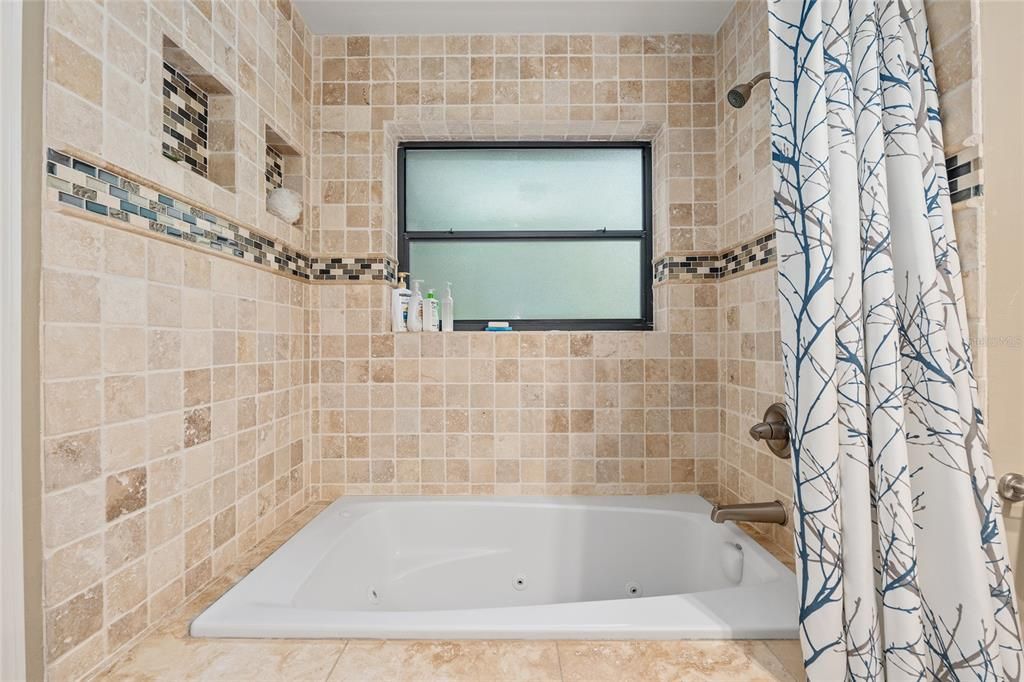 合同活跃: $469,000 (4 贝兹, 3 浴室, 2427 平方英尺)