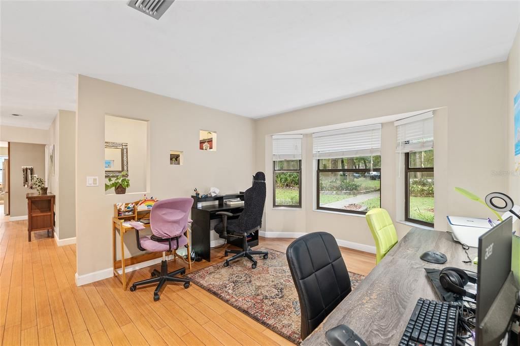 合同活跃: $469,000 (4 贝兹, 3 浴室, 2427 平方英尺)