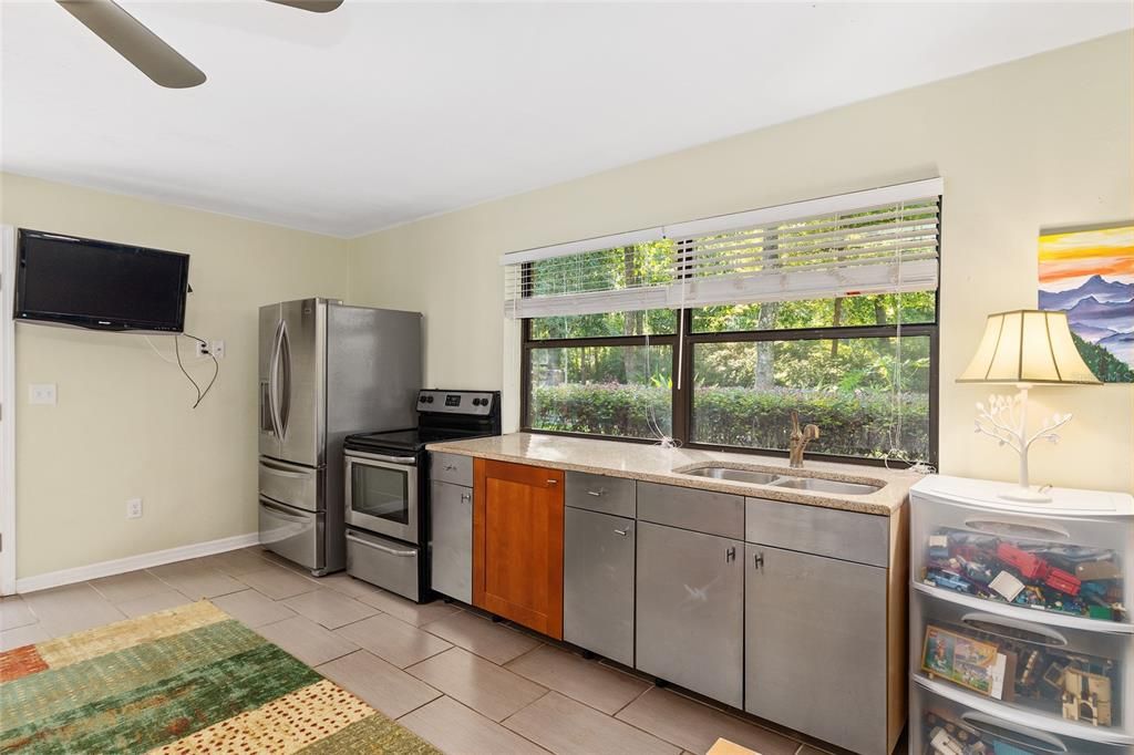 合同活跃: $469,000 (4 贝兹, 3 浴室, 2427 平方英尺)