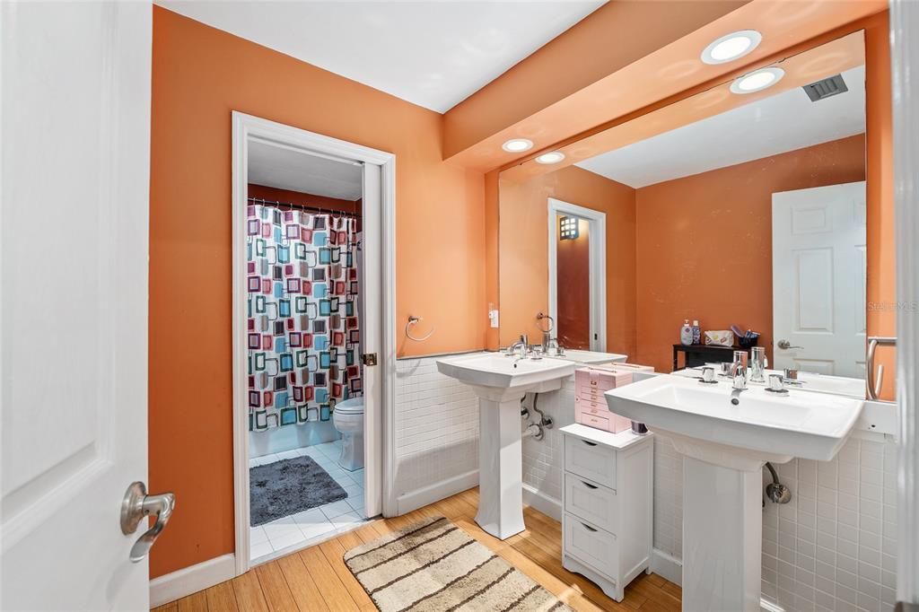 合同活跃: $469,000 (4 贝兹, 3 浴室, 2427 平方英尺)