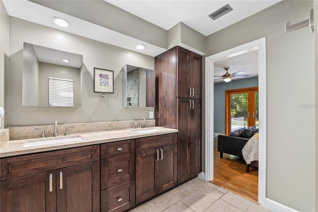 合同活跃: $469,000 (4 贝兹, 3 浴室, 2427 平方英尺)