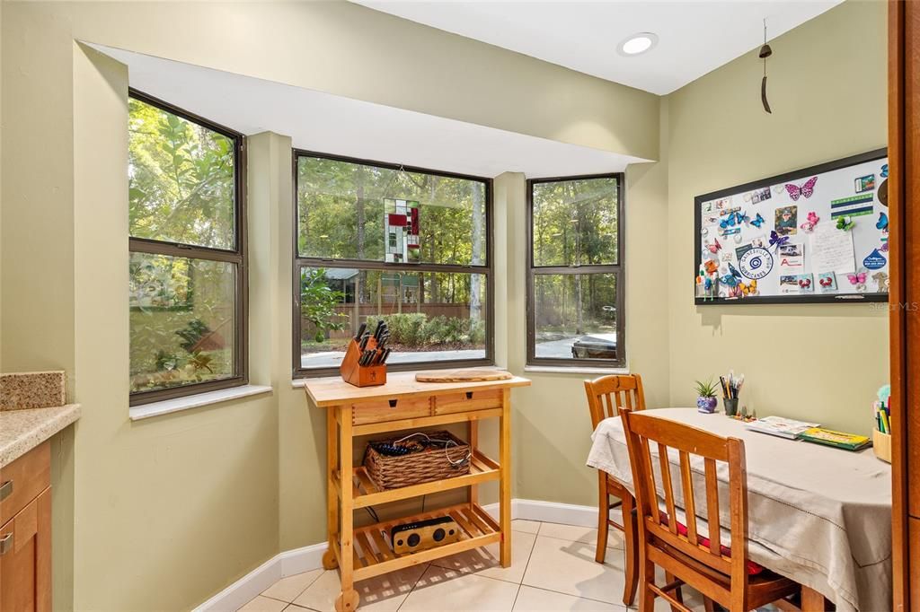 合同活跃: $469,000 (4 贝兹, 3 浴室, 2427 平方英尺)