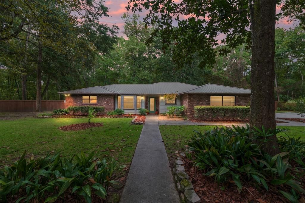 合同活跃: $469,000 (4 贝兹, 3 浴室, 2427 平方英尺)