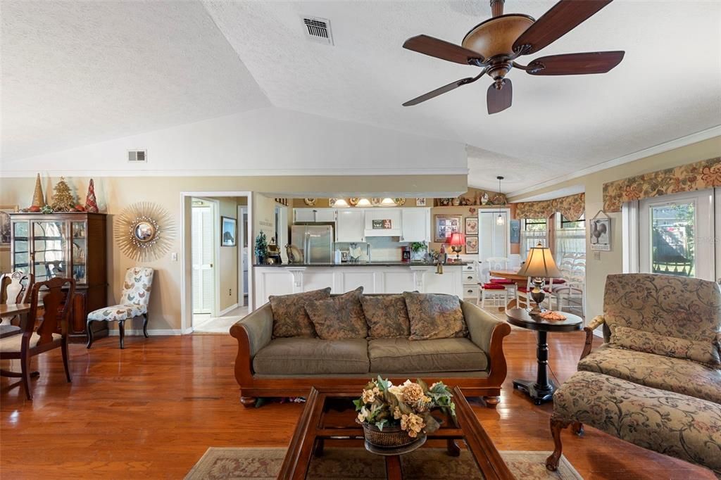 Под контрактом: $360,000 (3 спален, 2 ванн, 1648 Квадратных фут)