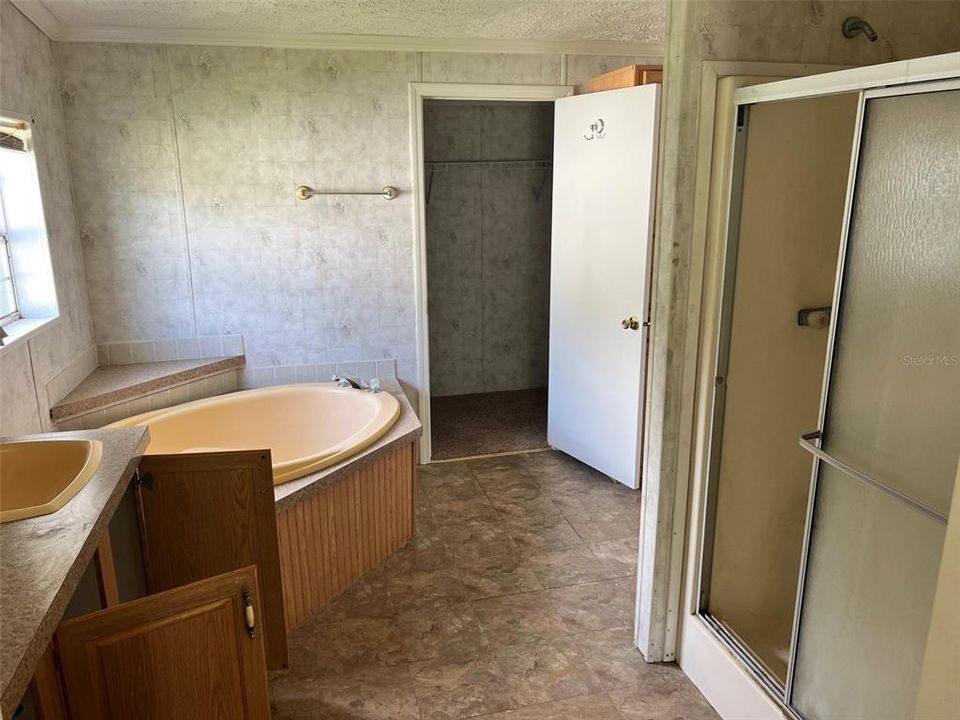 For Sale: $159,900 (4 beds, 2 baths, 2356 Square Feet)