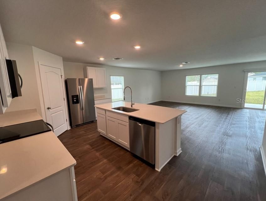 Под контрактом: $345,000 (4 спален, 2 ванн, 1862 Квадратных фут)