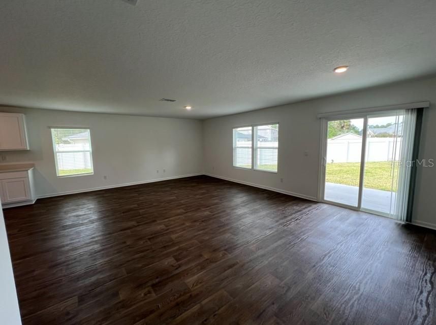 Под контрактом: $345,000 (4 спален, 2 ванн, 1862 Квадратных фут)