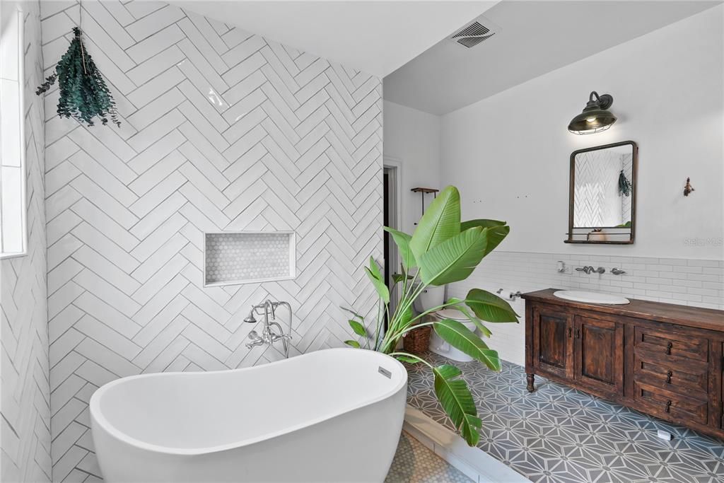 For Sale: $849,000 (5 beds, 2 baths, 2376 Square Feet)