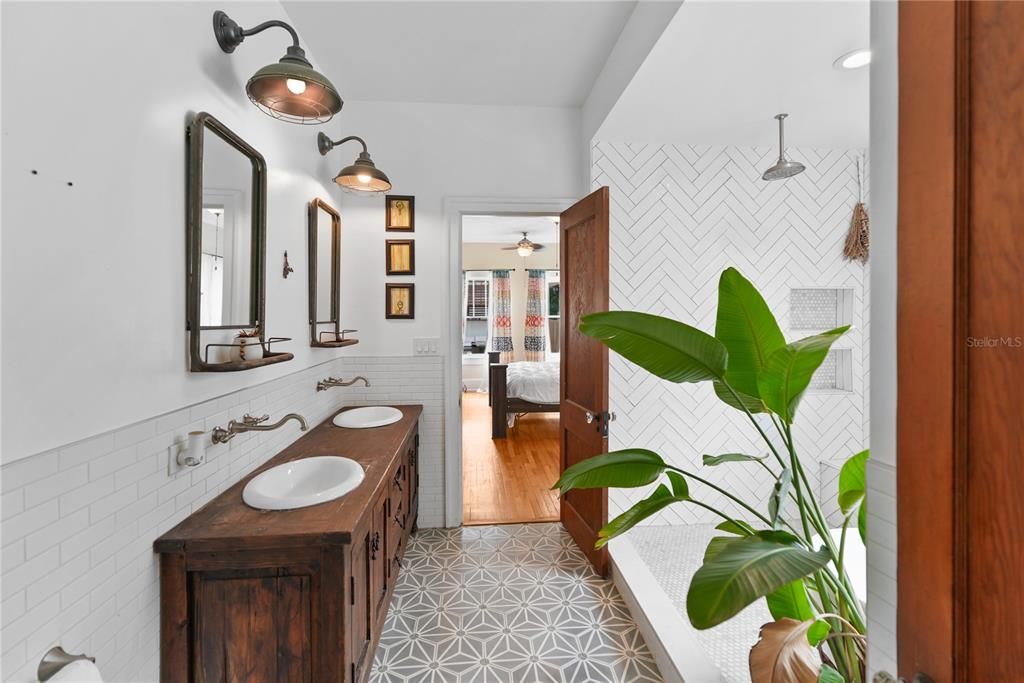 For Sale: $849,000 (5 beds, 2 baths, 2376 Square Feet)