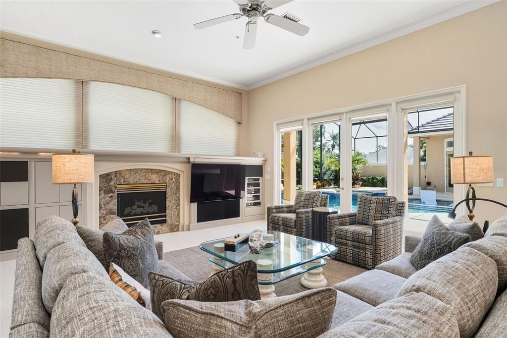 合同活跃: $1,195,000 (5 贝兹, 4 浴室, 4277 平方英尺)