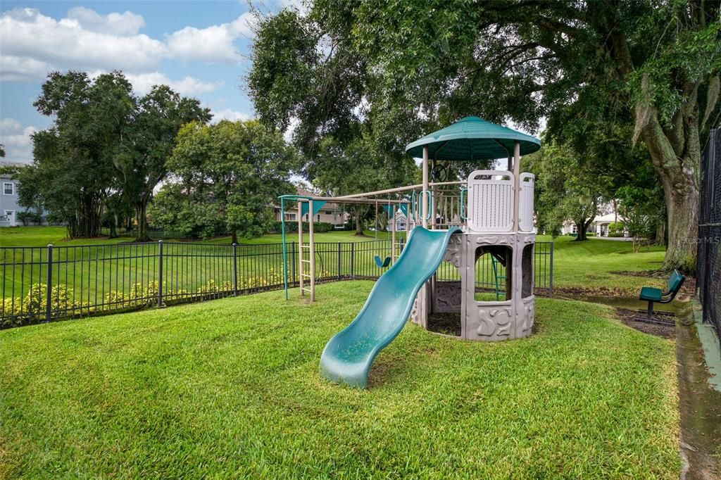 合同活跃: $1,195,000 (5 贝兹, 4 浴室, 4277 平方英尺)