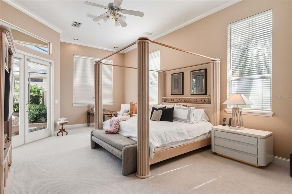 合同活跃: $1,195,000 (5 贝兹, 4 浴室, 4277 平方英尺)