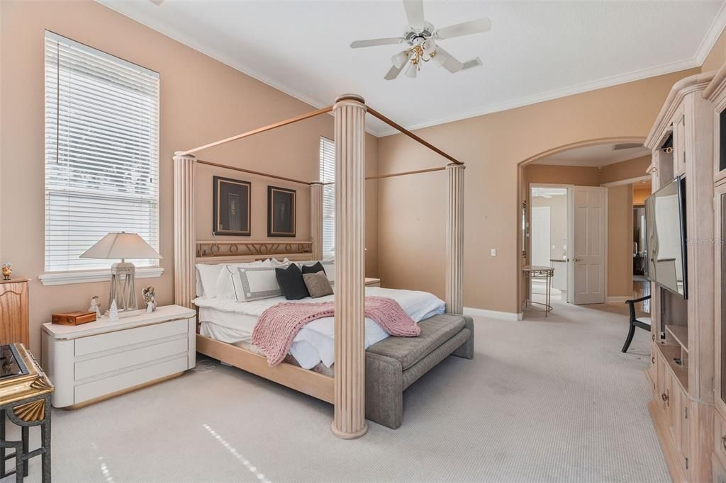 合同活跃: $1,195,000 (5 贝兹, 4 浴室, 4277 平方英尺)