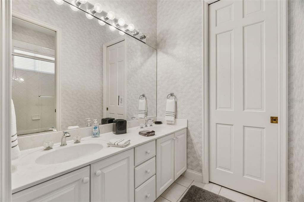 合同活跃: $1,195,000 (5 贝兹, 4 浴室, 4277 平方英尺)