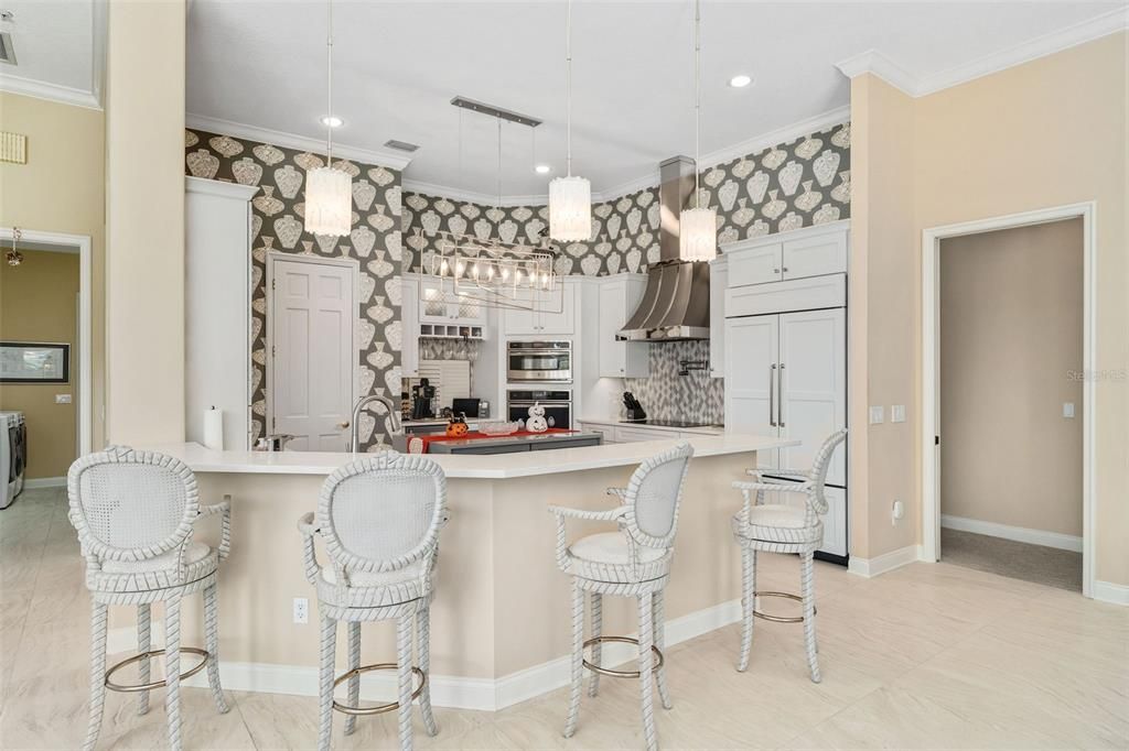 合同活跃: $1,195,000 (5 贝兹, 4 浴室, 4277 平方英尺)