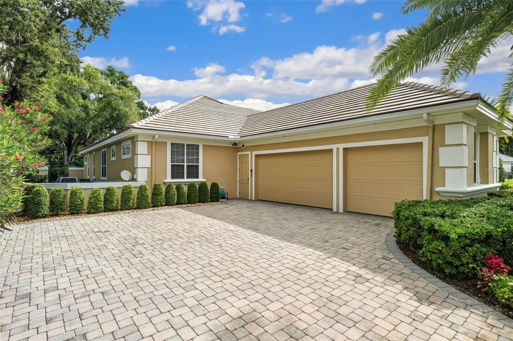 合同活跃: $1,195,000 (5 贝兹, 4 浴室, 4277 平方英尺)