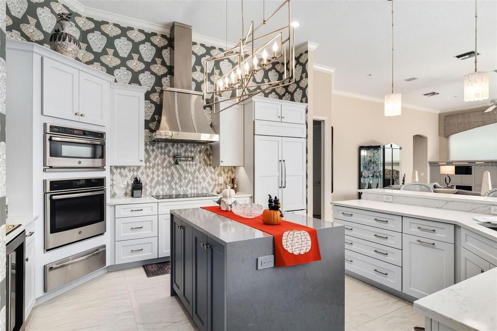 合同活跃: $1,195,000 (5 贝兹, 4 浴室, 4277 平方英尺)