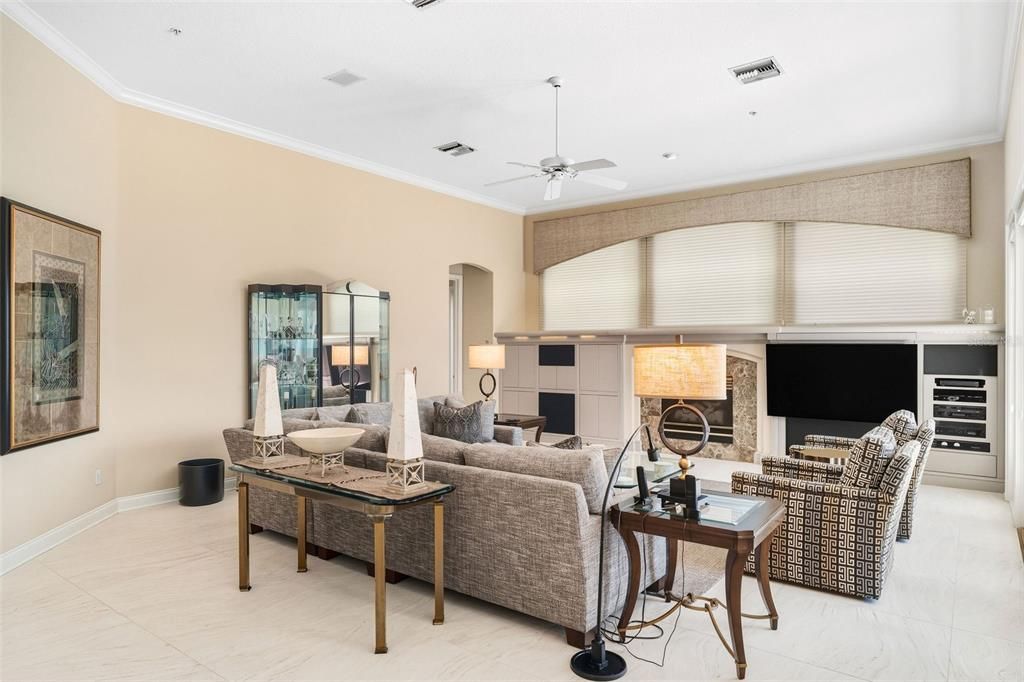 合同活跃: $1,195,000 (5 贝兹, 4 浴室, 4277 平方英尺)