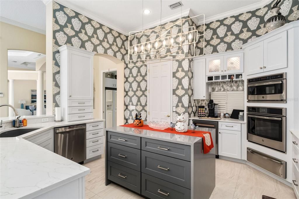 合同活跃: $1,195,000 (5 贝兹, 4 浴室, 4277 平方英尺)