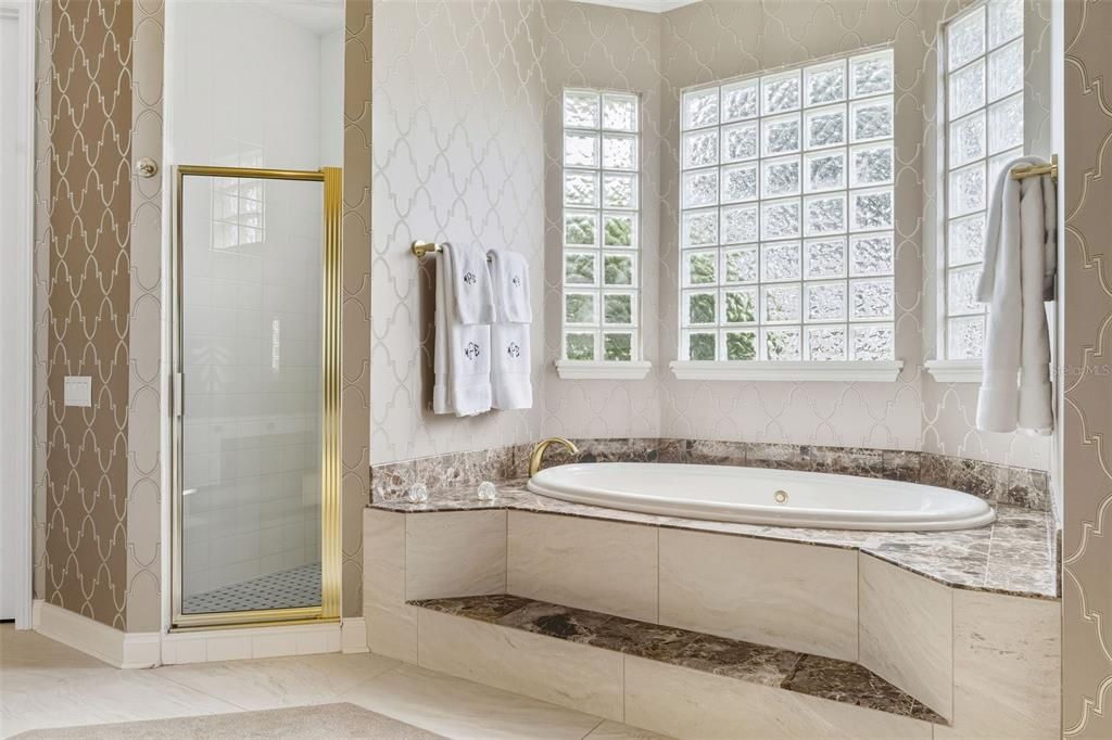 合同活跃: $1,195,000 (5 贝兹, 4 浴室, 4277 平方英尺)