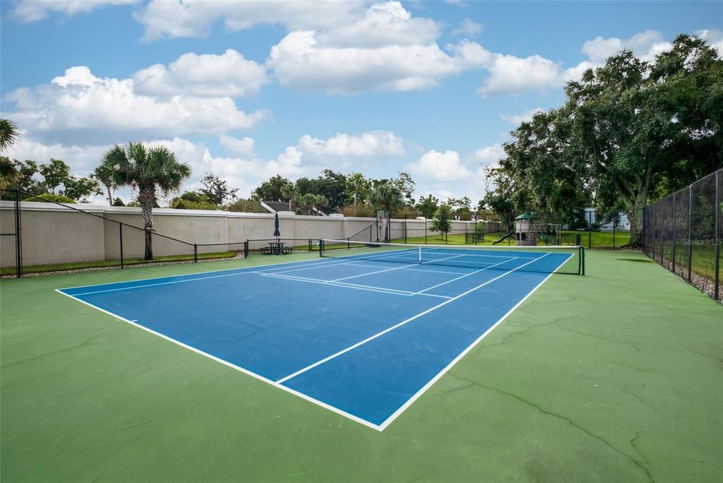 合同活跃: $1,195,000 (5 贝兹, 4 浴室, 4277 平方英尺)