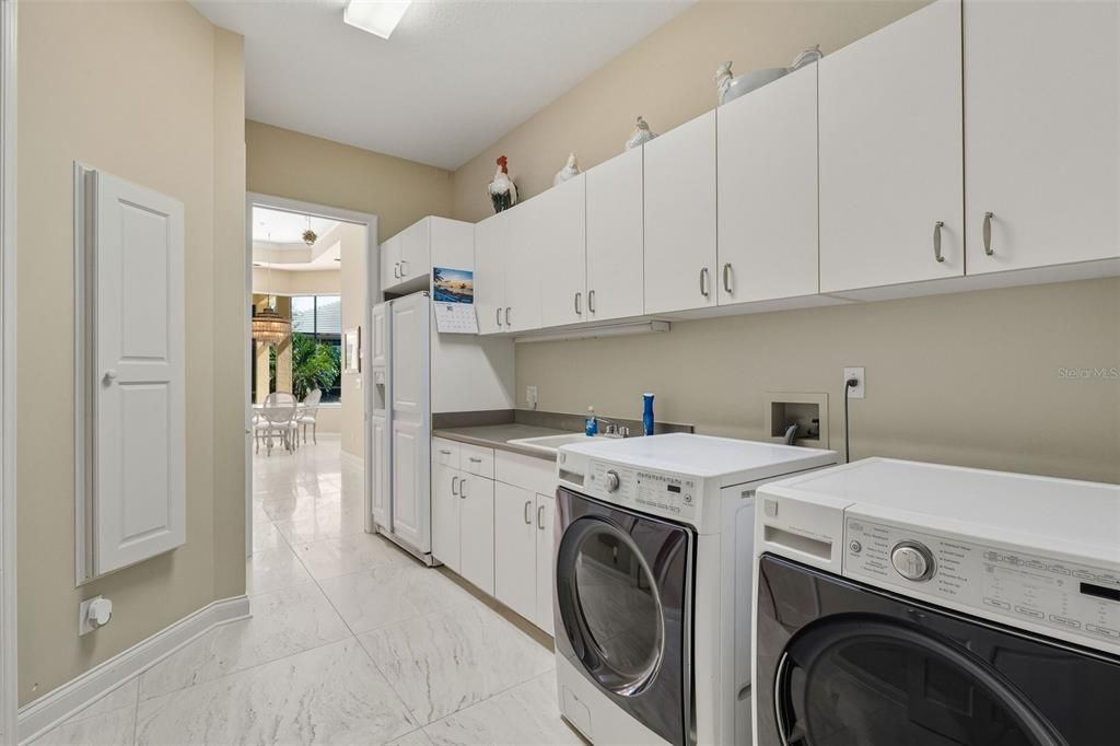 合同活跃: $1,195,000 (5 贝兹, 4 浴室, 4277 平方英尺)