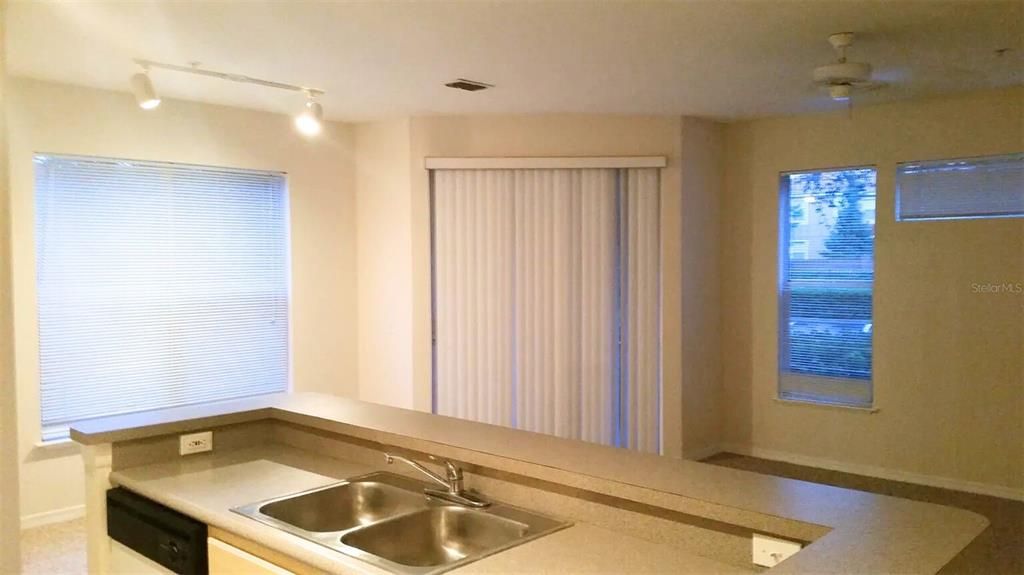 For Rent: $1,225 (1 beds, 1 baths, 707 Square Feet)