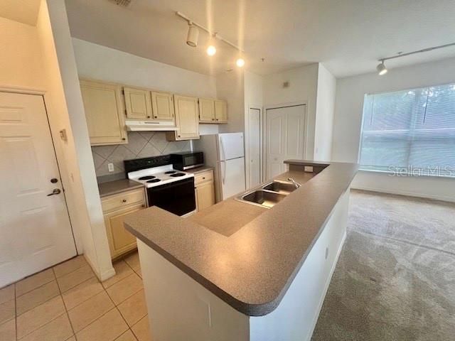 For Rent: $1,225 (1 beds, 1 baths, 707 Square Feet)