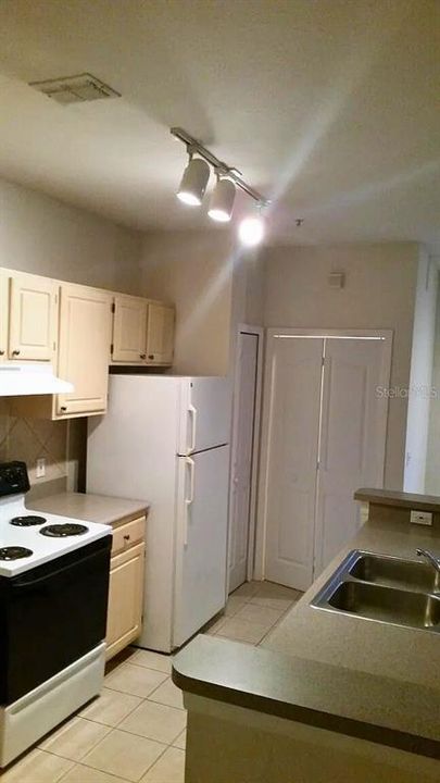 For Rent: $1,225 (1 beds, 1 baths, 707 Square Feet)