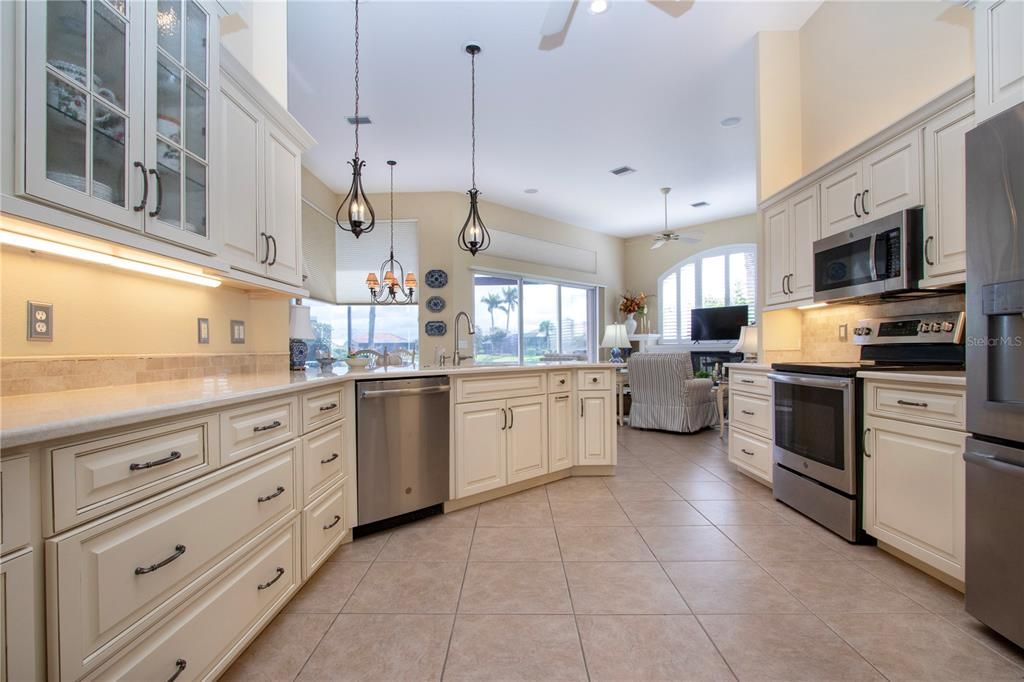 合同活跃: $729,000 (3 贝兹, 2 浴室, 2689 平方英尺)