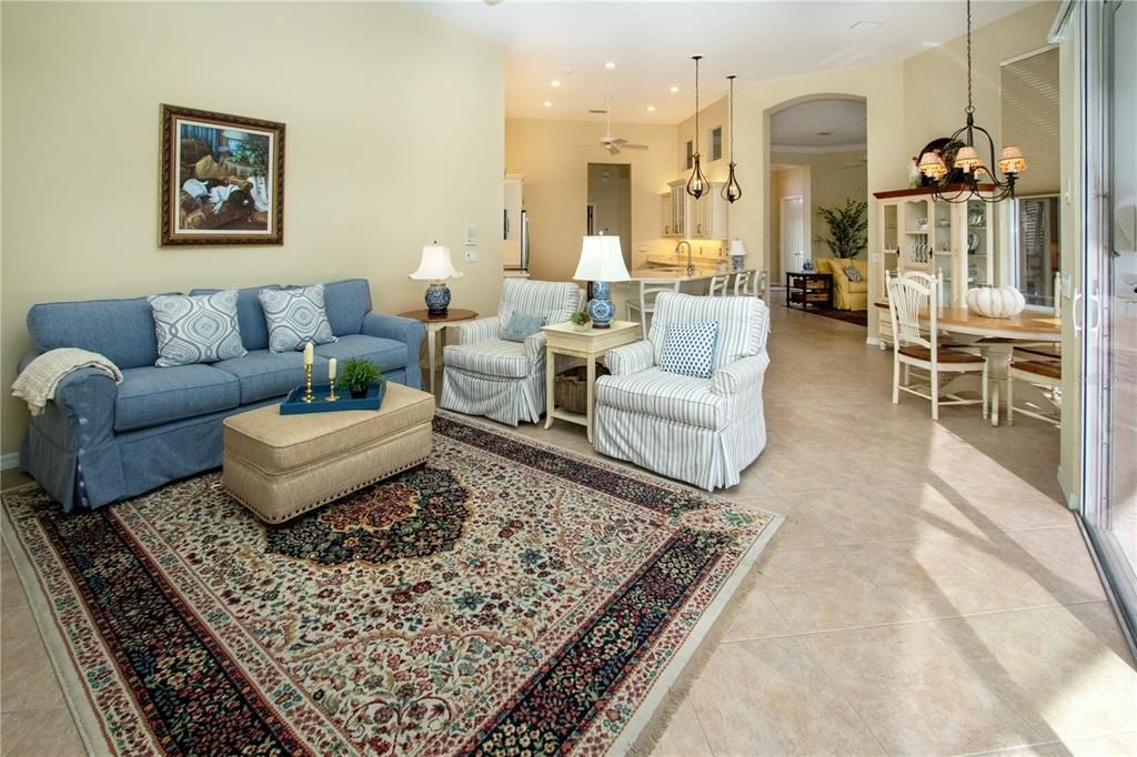 合同活跃: $729,000 (3 贝兹, 2 浴室, 2689 平方英尺)