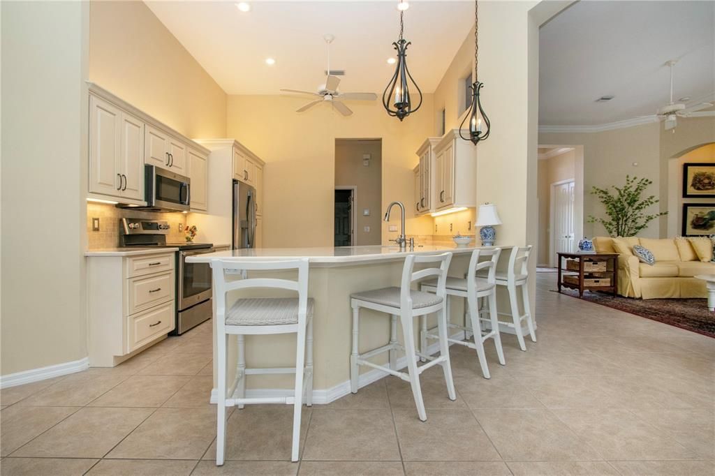 合同活跃: $729,000 (3 贝兹, 2 浴室, 2689 平方英尺)