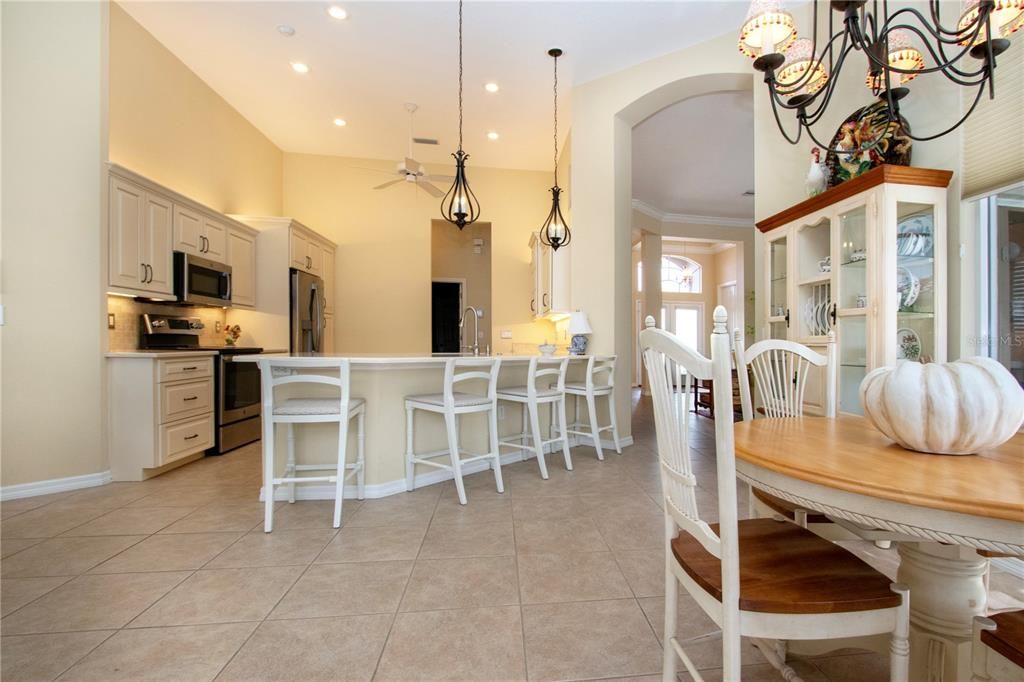 合同活跃: $729,000 (3 贝兹, 2 浴室, 2689 平方英尺)