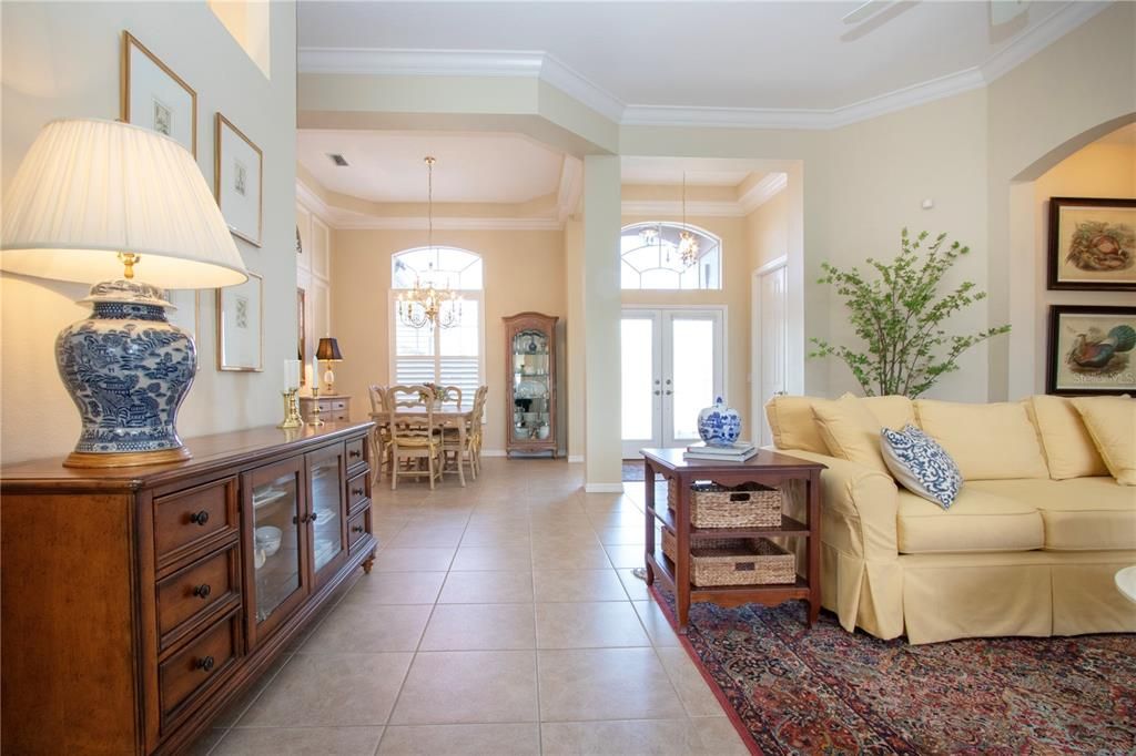 合同活跃: $729,000 (3 贝兹, 2 浴室, 2689 平方英尺)