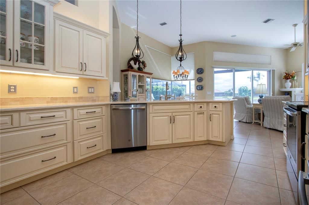 合同活跃: $729,000 (3 贝兹, 2 浴室, 2689 平方英尺)