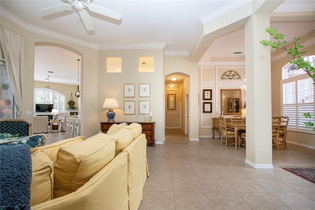 合同活跃: $729,000 (3 贝兹, 2 浴室, 2689 平方英尺)