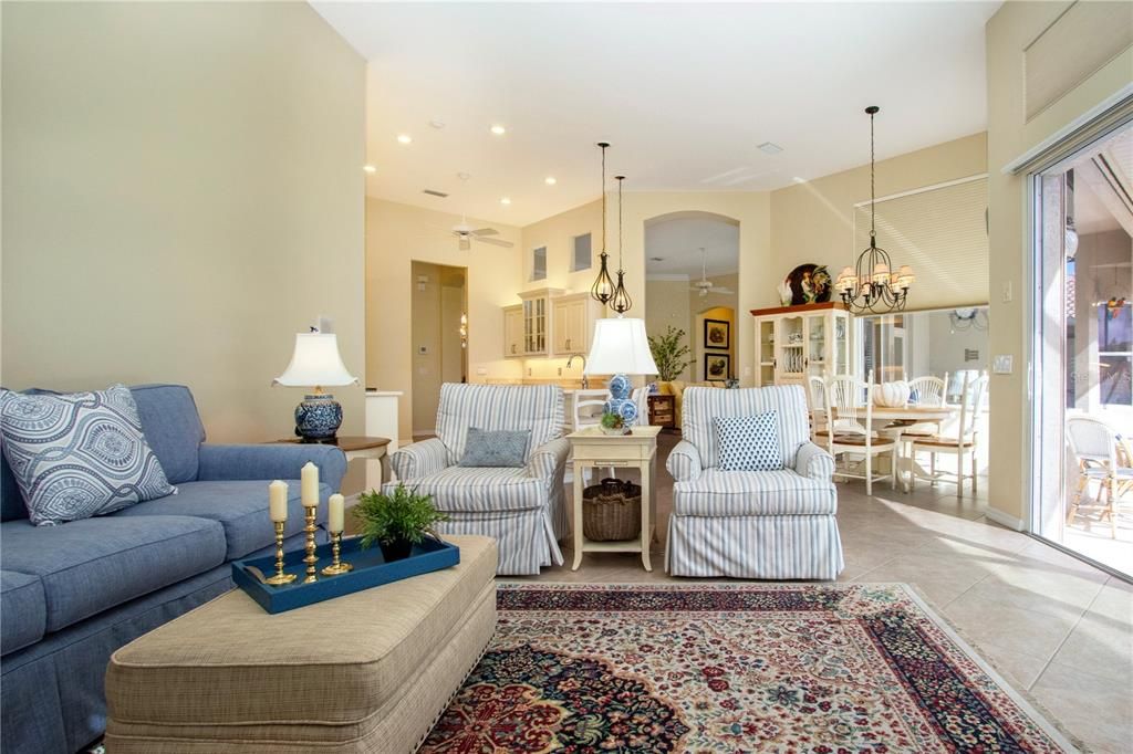 合同活跃: $729,000 (3 贝兹, 2 浴室, 2689 平方英尺)