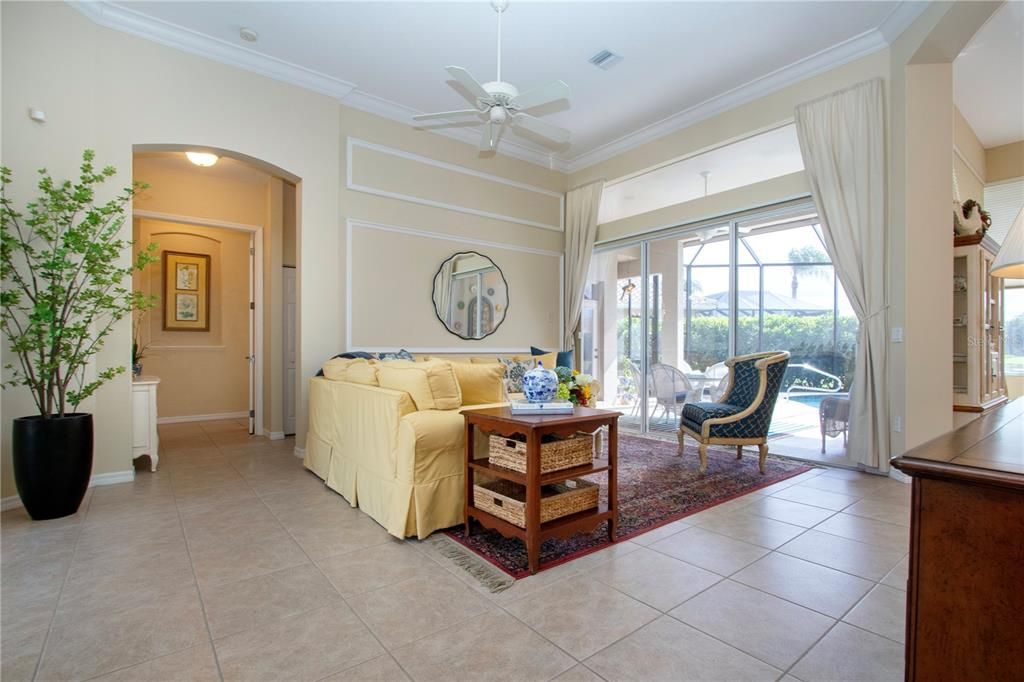 合同活跃: $729,000 (3 贝兹, 2 浴室, 2689 平方英尺)