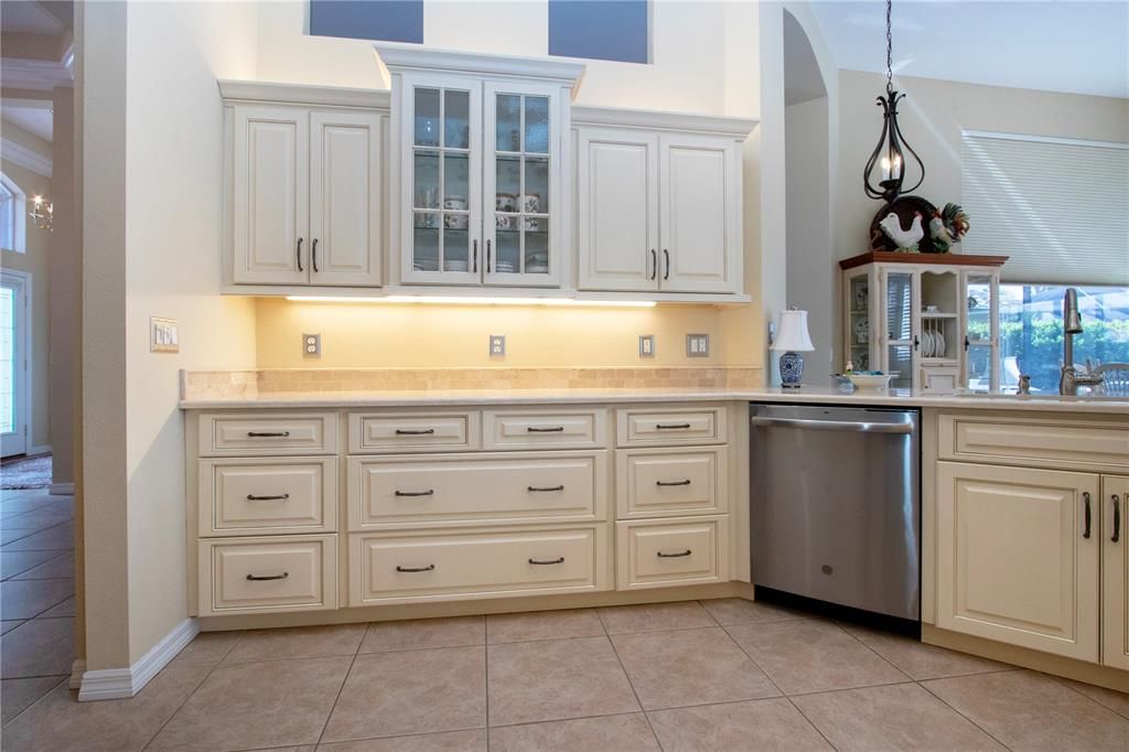 合同活跃: $729,000 (3 贝兹, 2 浴室, 2689 平方英尺)