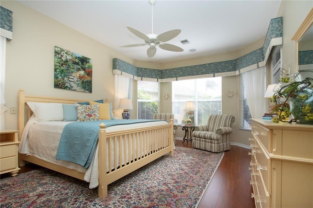 合同活跃: $729,000 (3 贝兹, 2 浴室, 2689 平方英尺)