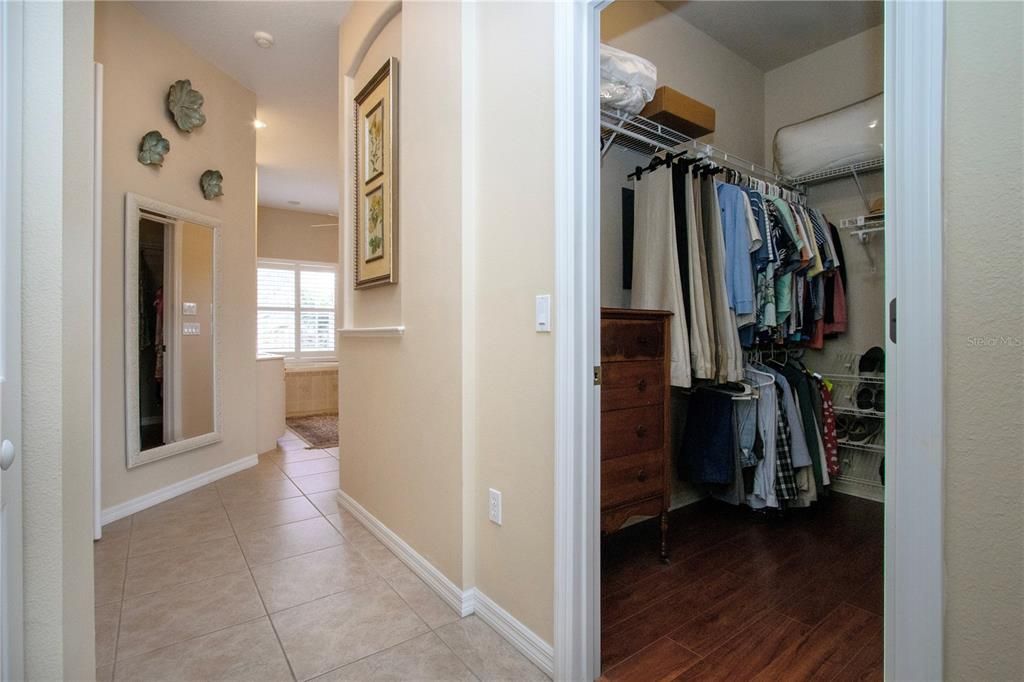 合同活跃: $729,000 (3 贝兹, 2 浴室, 2689 平方英尺)