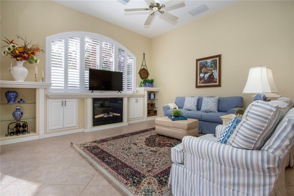 合同活跃: $729,000 (3 贝兹, 2 浴室, 2689 平方英尺)