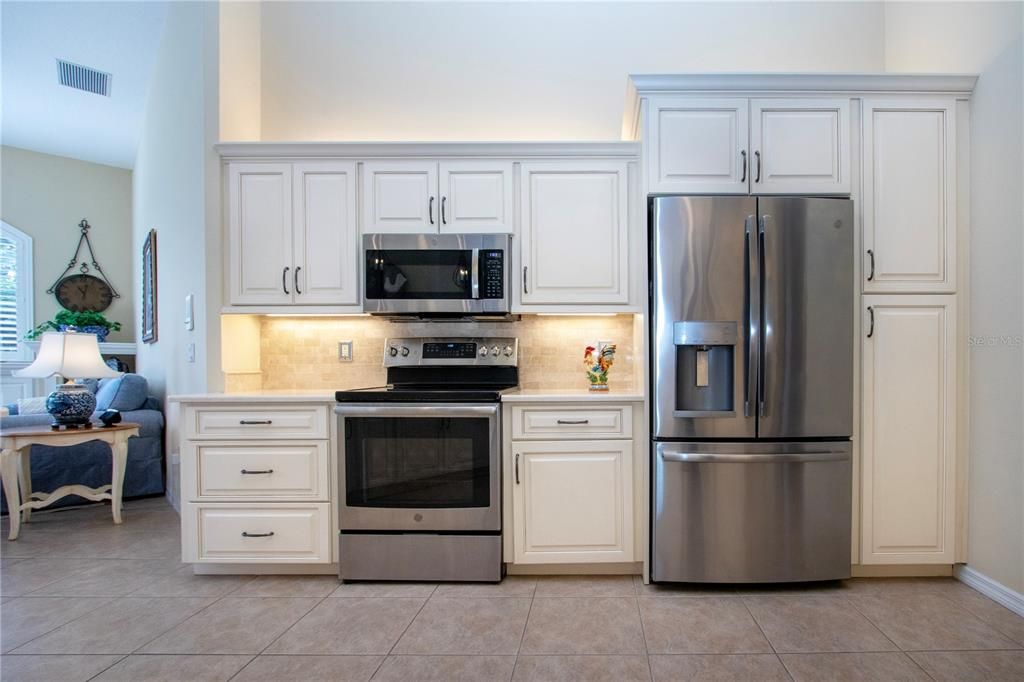 合同活跃: $729,000 (3 贝兹, 2 浴室, 2689 平方英尺)