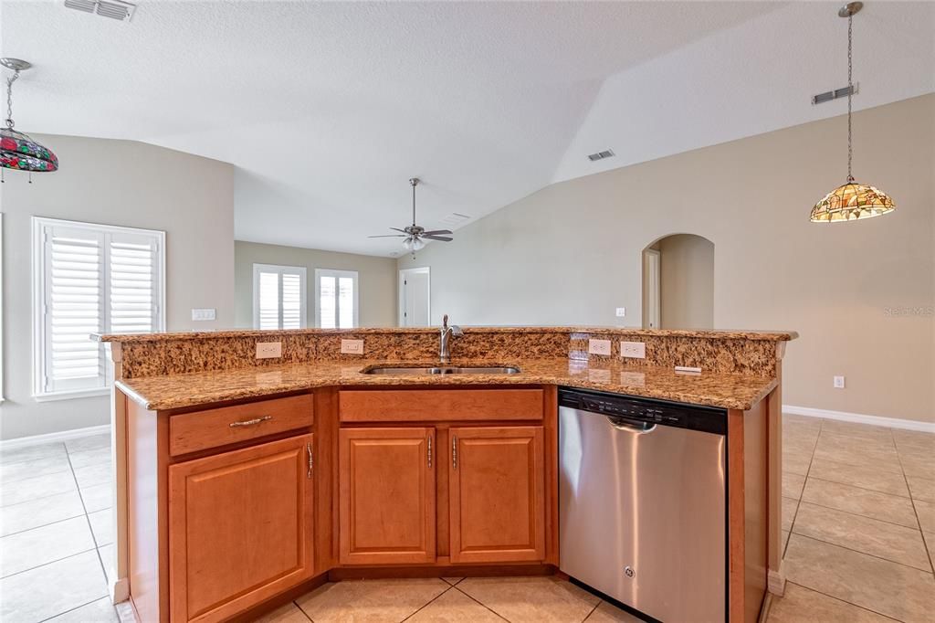 合同活跃: $480,000 (4 贝兹, 3 浴室, 2033 平方英尺)