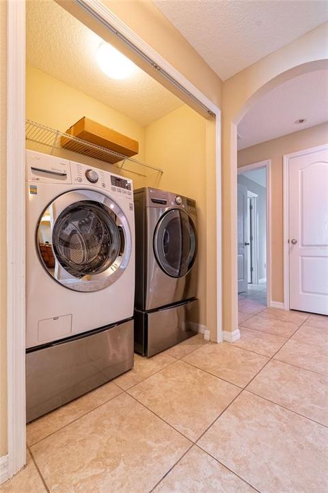 合同活跃: $480,000 (4 贝兹, 3 浴室, 2033 平方英尺)