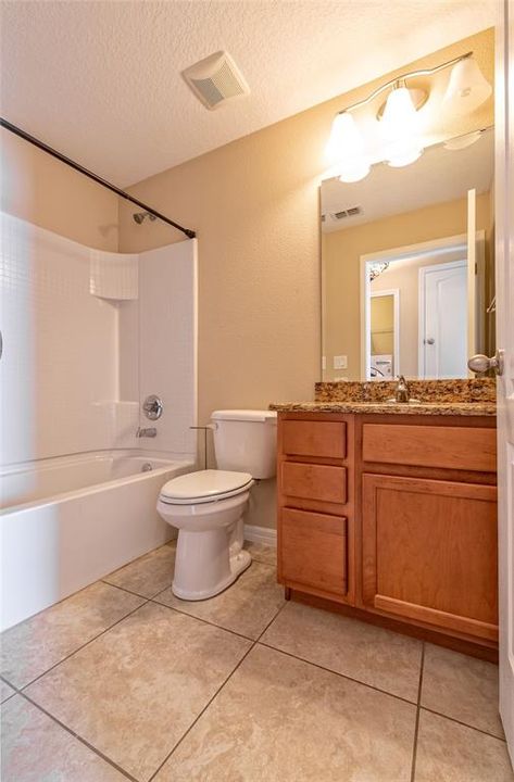 合同活跃: $480,000 (4 贝兹, 3 浴室, 2033 平方英尺)