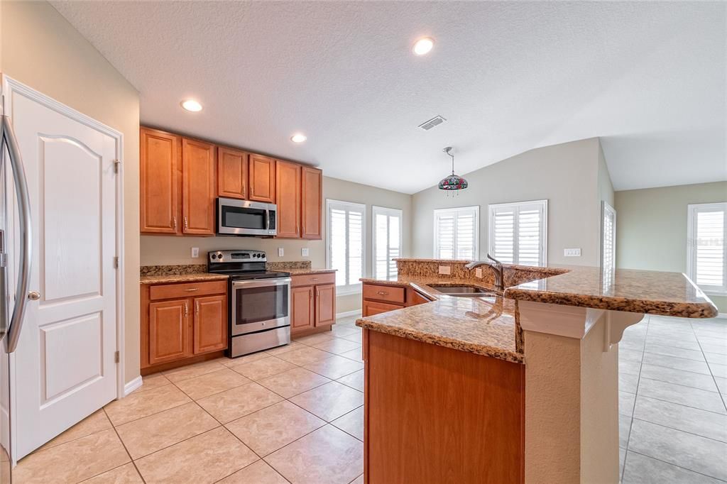 合同活跃: $480,000 (4 贝兹, 3 浴室, 2033 平方英尺)