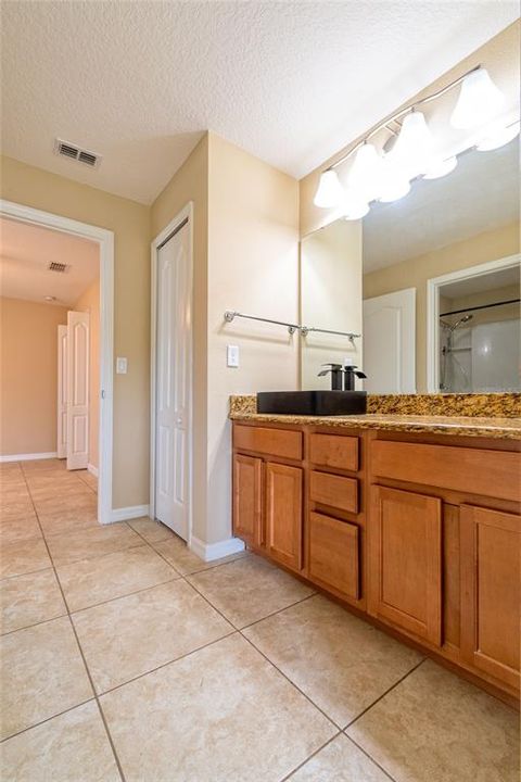 合同活跃: $480,000 (4 贝兹, 3 浴室, 2033 平方英尺)